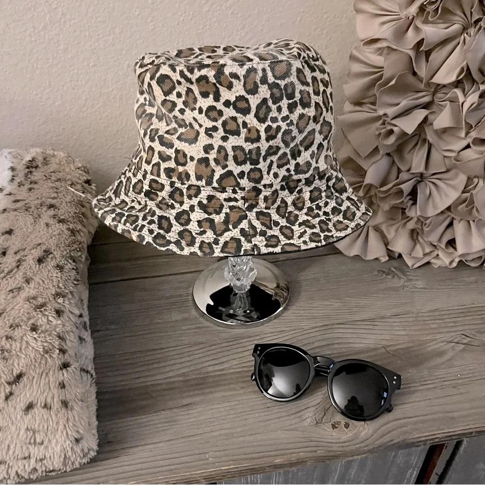 Thomas James Black Frame Sunglasses & Cheetah Print/Black Reversible Bucket Hat